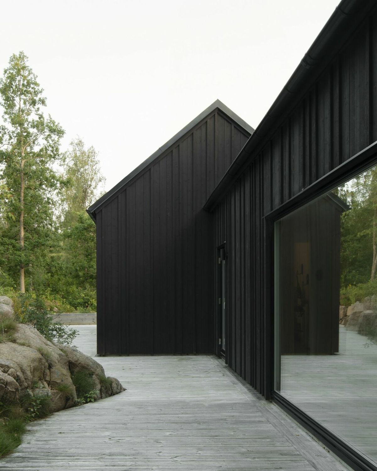 Timber rainscreen cladding system with ventilation cavity and battens