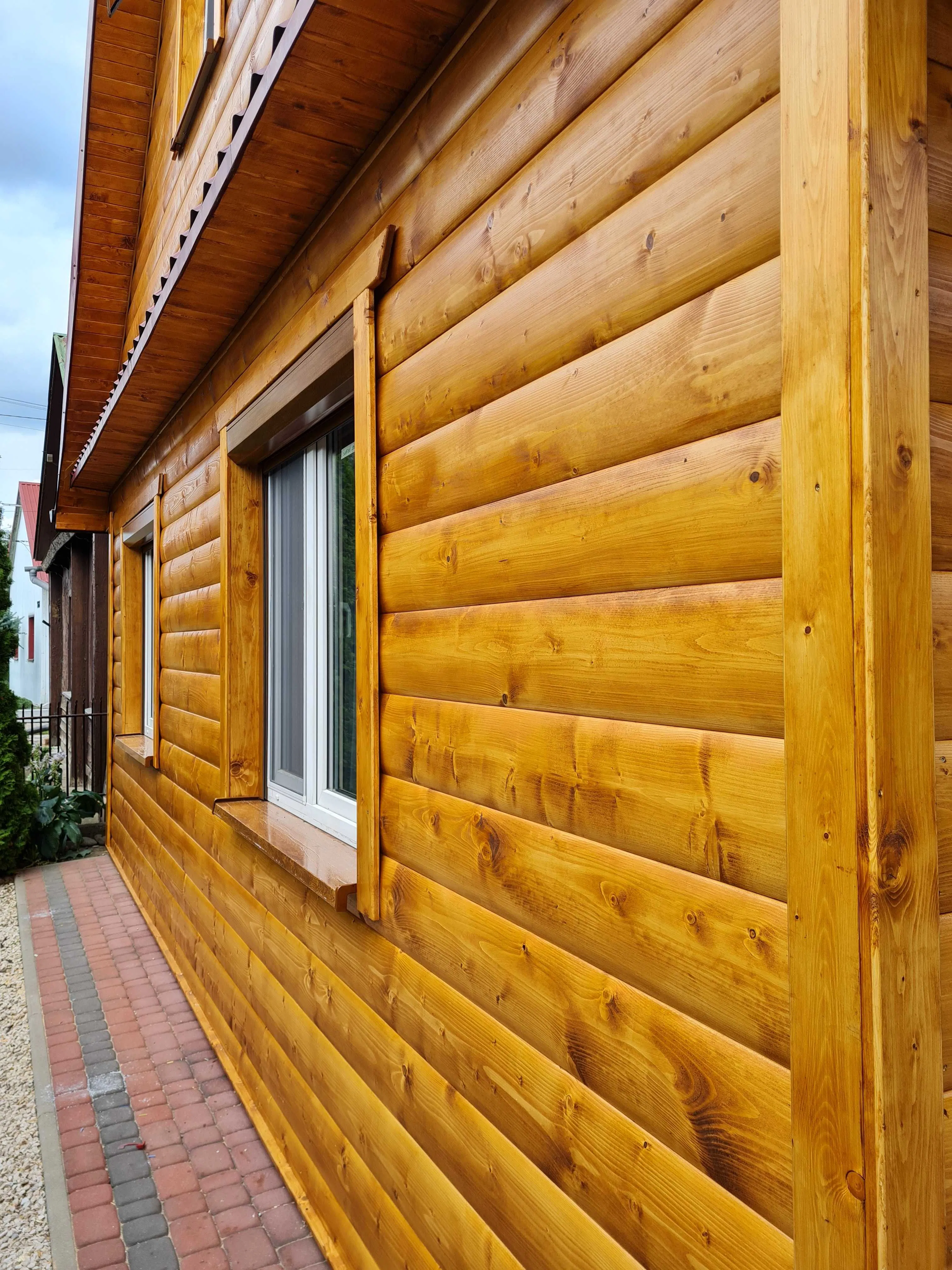 Loglap cladding installation detail showing board overlap and fixings